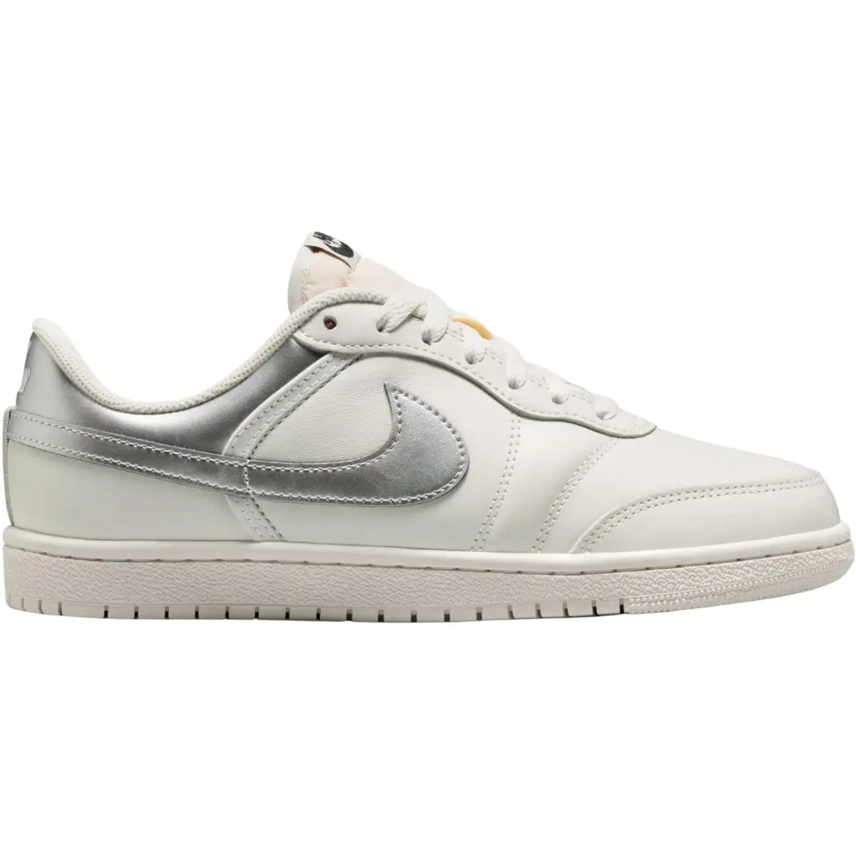 Nike shoes - Nike Air Jordan Skyline Low - Iced Carmine/Sail/Lawn 39