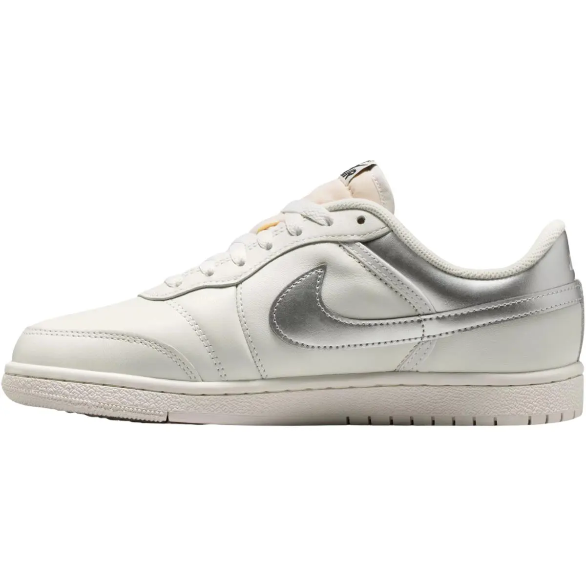 Nike shoes - Nike Air Jordan Skyline Low - Iced Carmine/Sail/Lawn 40