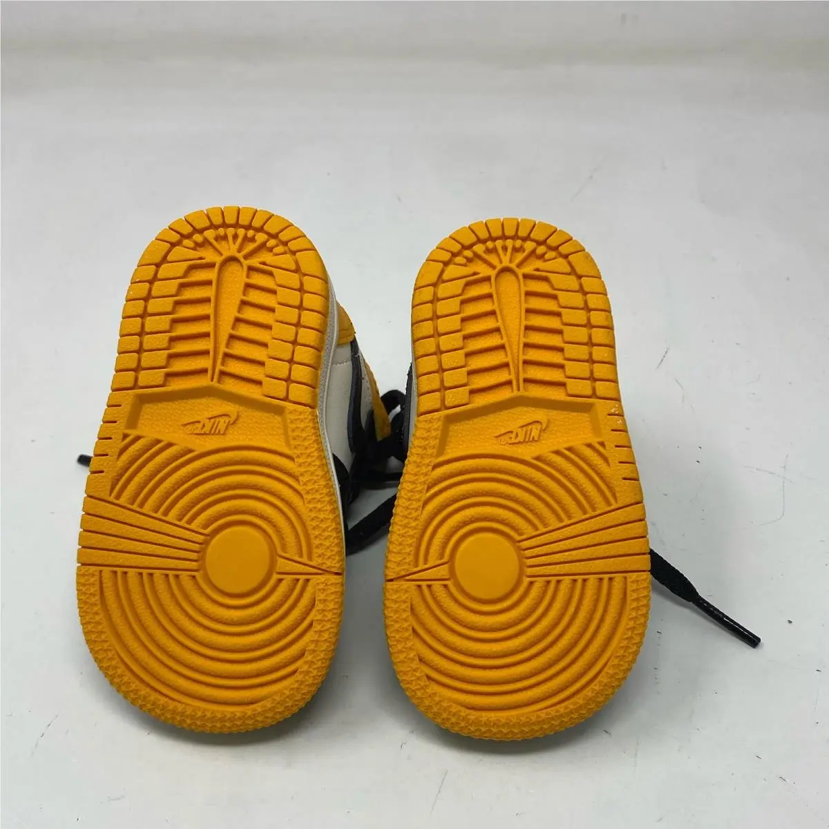 Nike shoes - Yellow (UPC: 0196149157610) 2