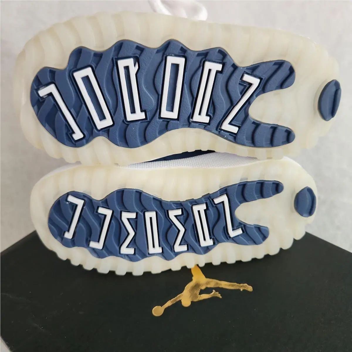 Nike shoes - Air Jordan 11 - Air - White (UPC: 197593812797) 3