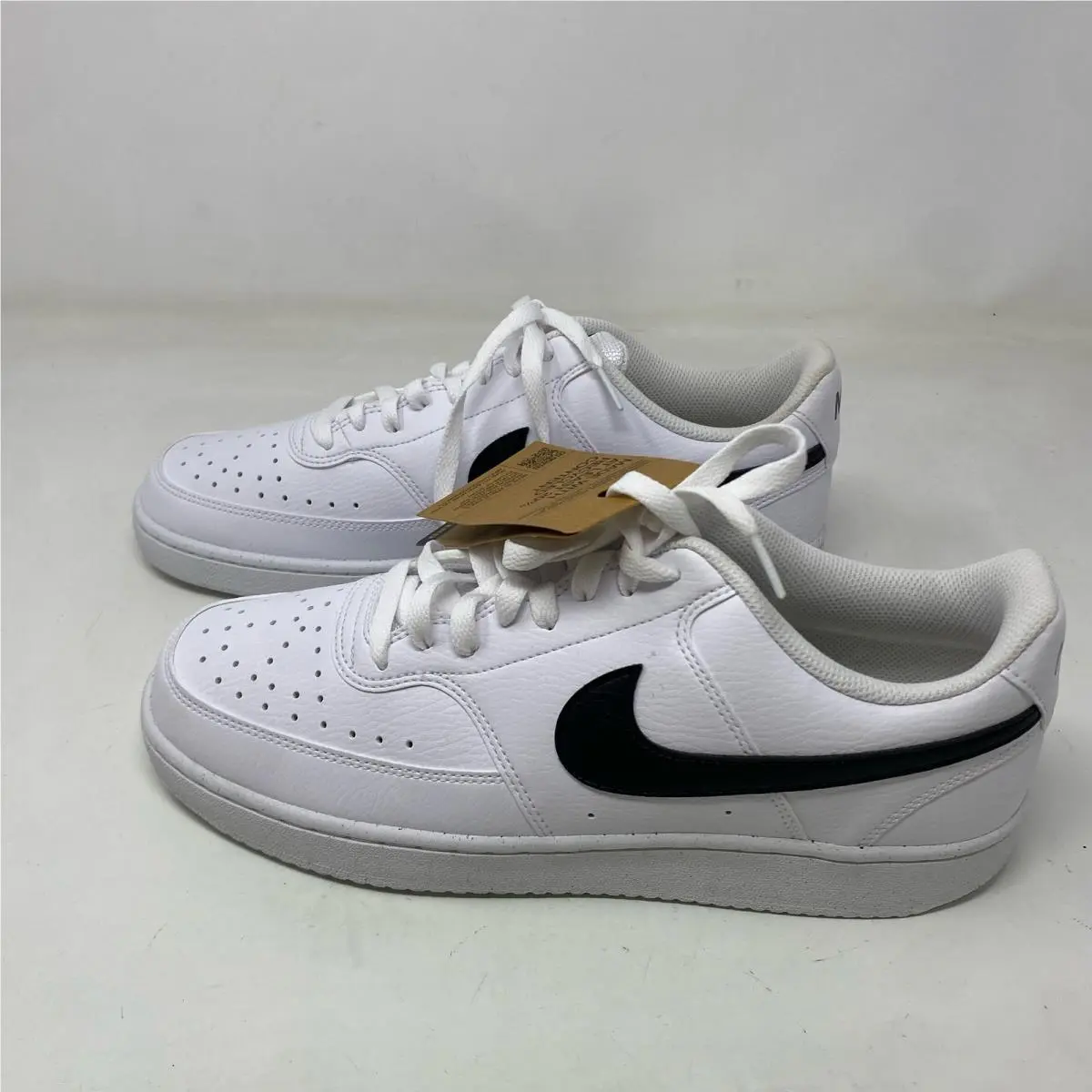 Nike shoes - White/Black (UPC: 0195237031702) 0
