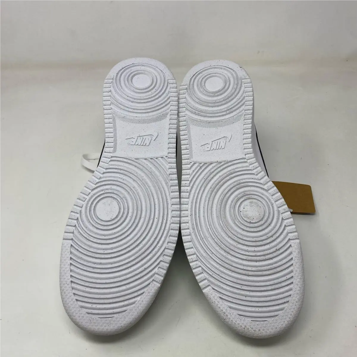 Nike shoes - White/Black (UPC: 0195237031702) 2
