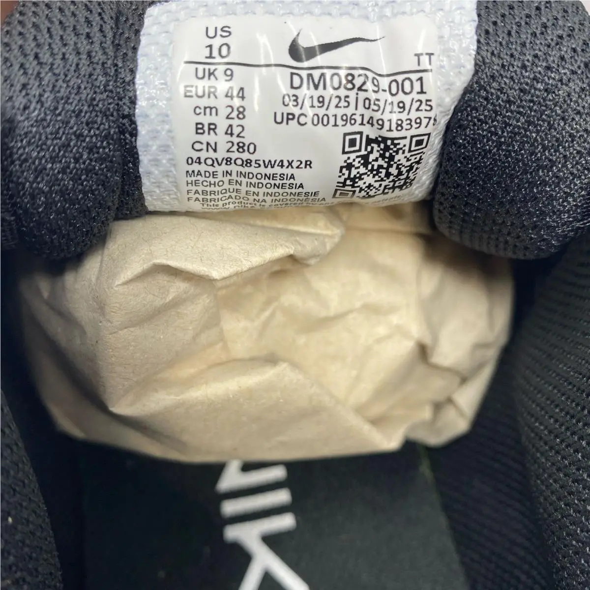 Nike shoes - Black/White (UPC: 0196149183978) 1