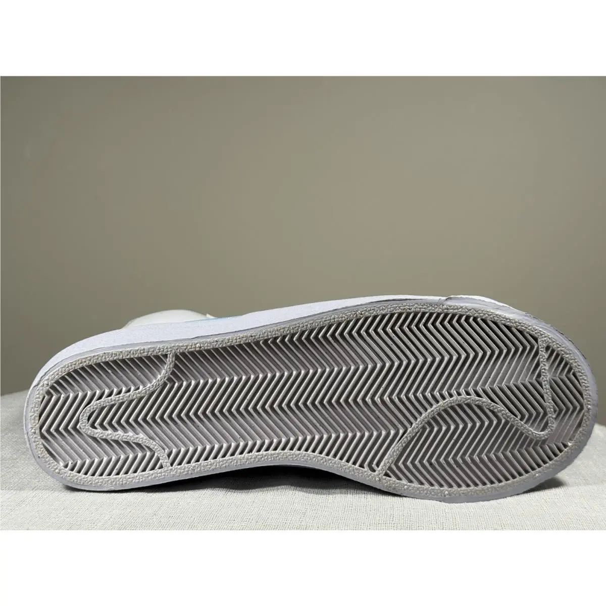 Nike shoes - Nike Essentialist - Essentialist - White (UPC: 193658329286) 1
