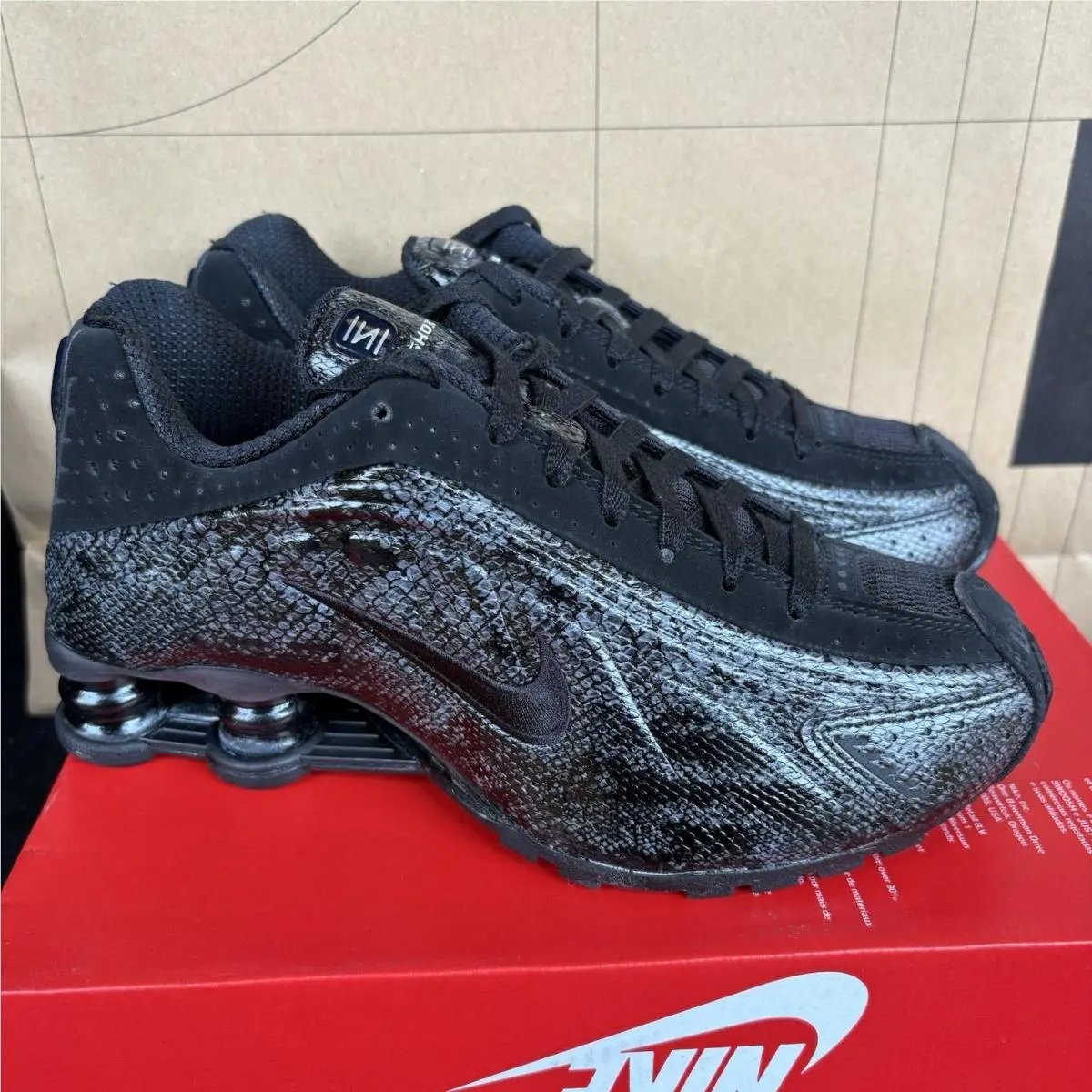 Nike Shox R4 Black Snakeskin Grey Nby IM6050-001 Women`s Size 6