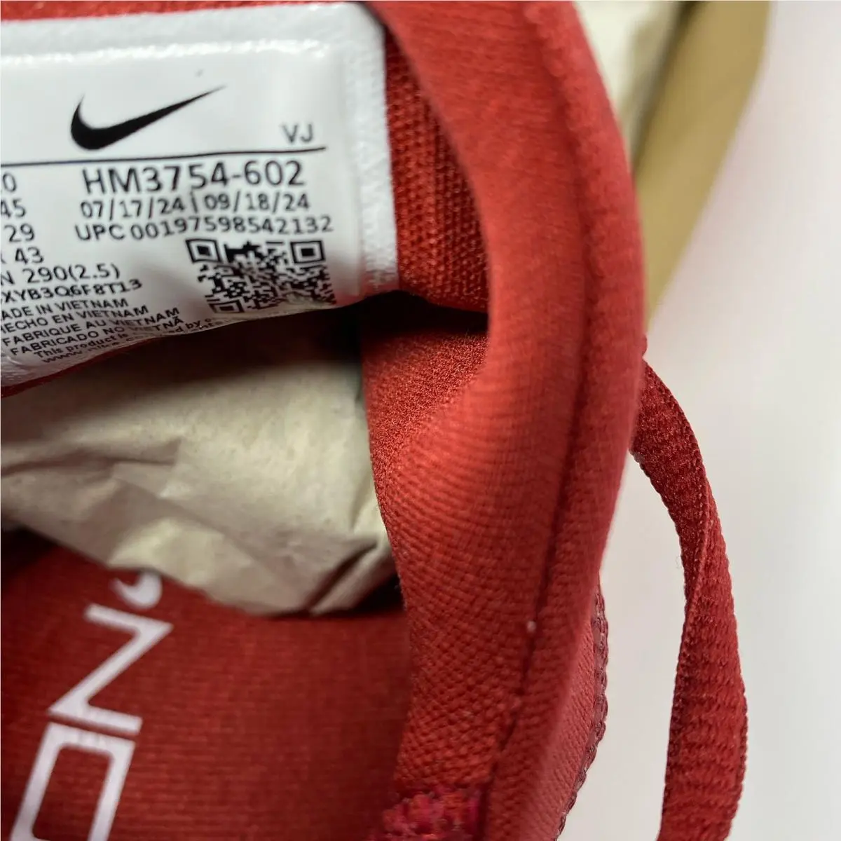 Nike shoes - Red (UPC: 197598542132) 0