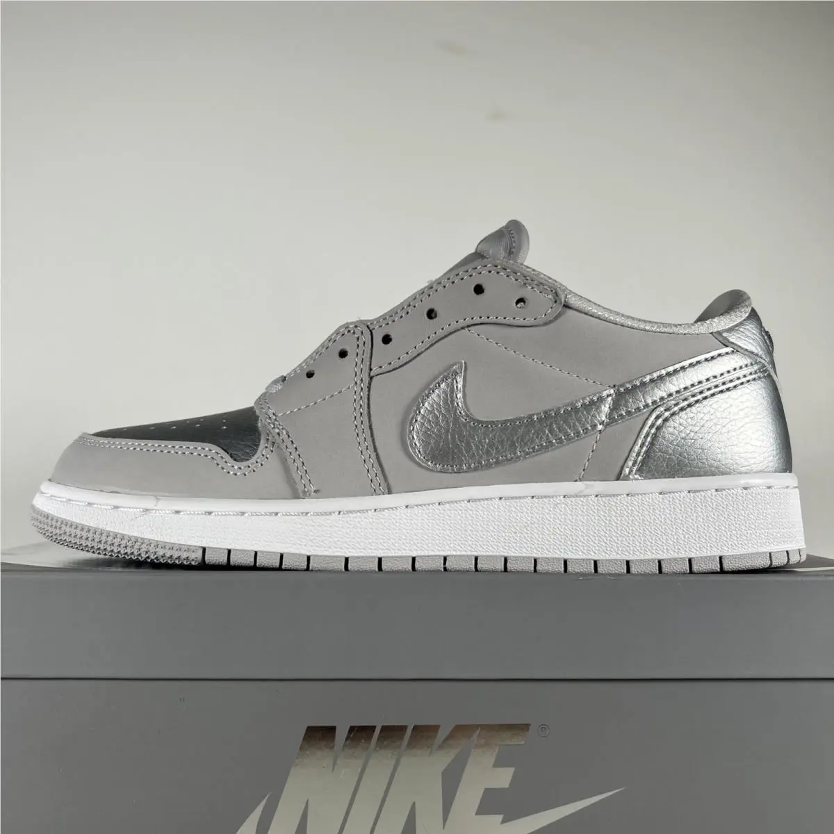 Nike shoes - Air Jordan 1 - Air - Gray 0