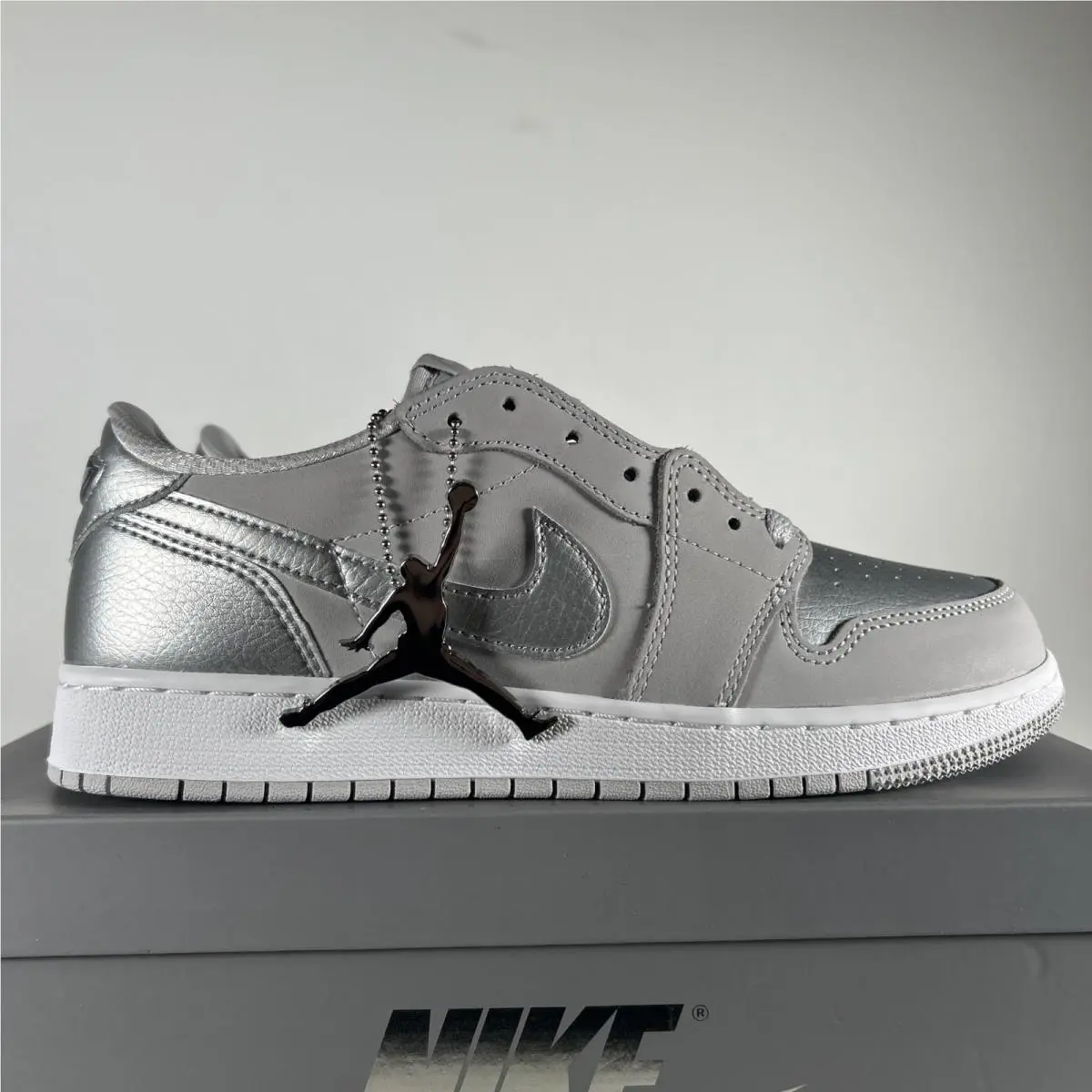 Nike shoes - Air Jordan 1 - Air - Gray 3
