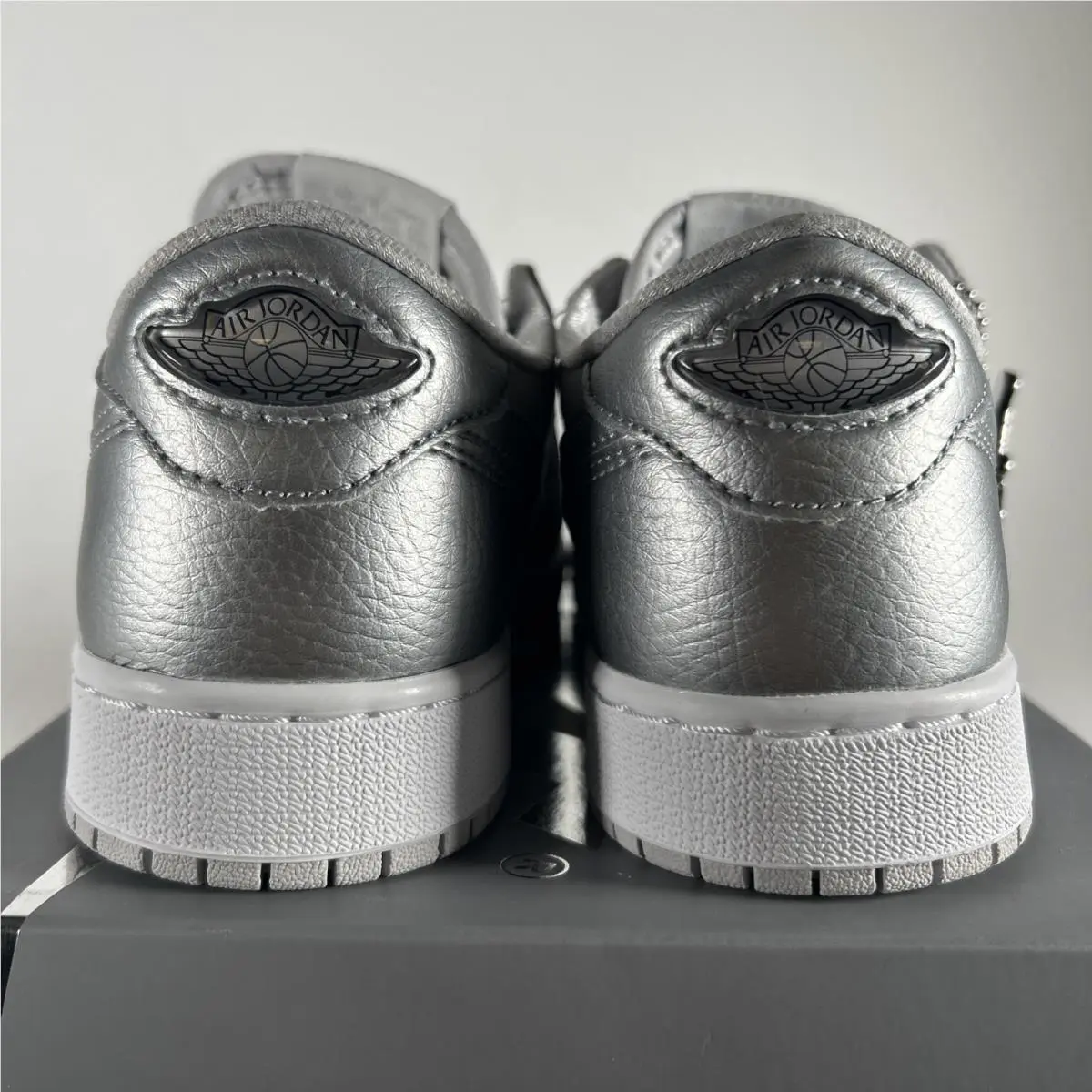 Nike shoes - Air Jordan 1 - Air - Gray 4