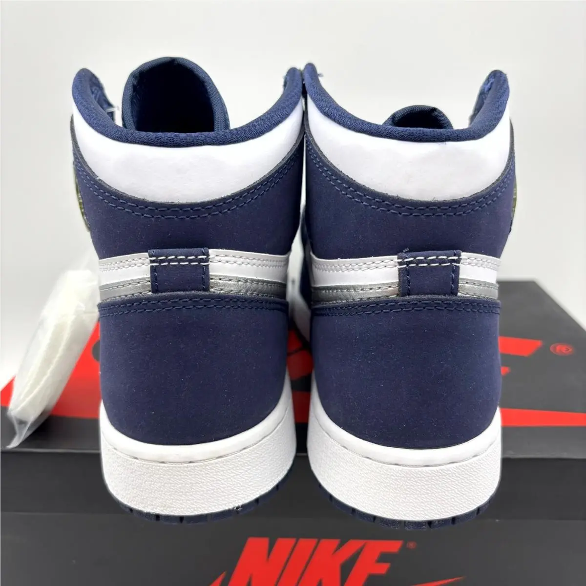 Nike shoes - Nike Air Jordan 1 Retro High OG GS - 575441-141 - Midnight Navy (UPC: 194498335673) 4