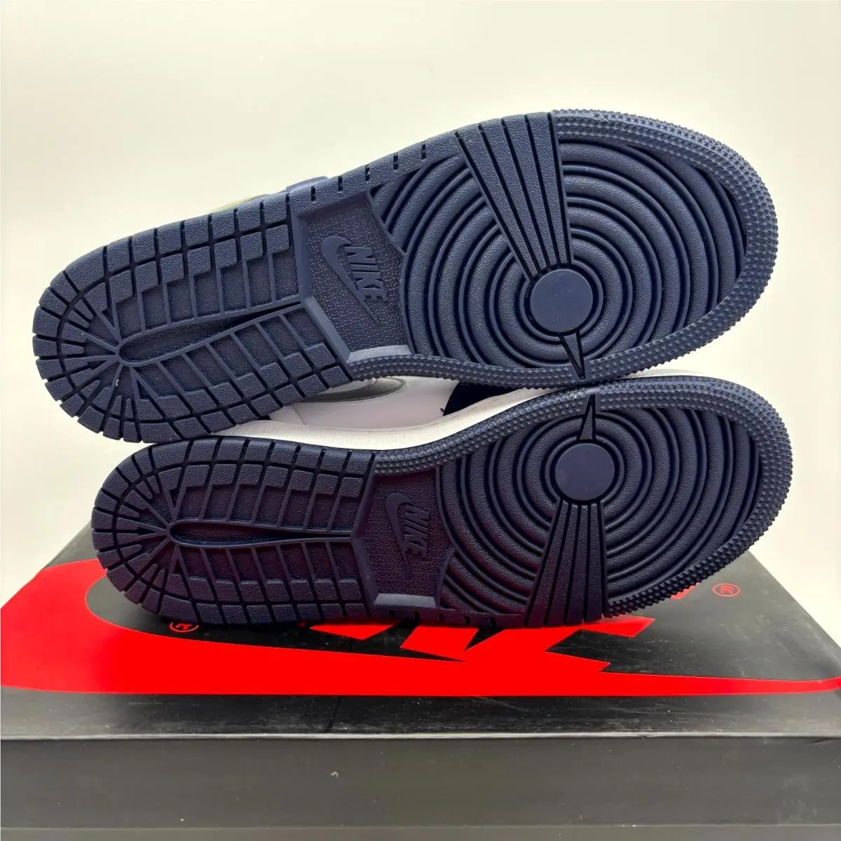 Nike shoes - Nike Air Jordan 1 Retro High OG GS - 575441-141 - Midnight Navy (UPC: 194498335673) 5