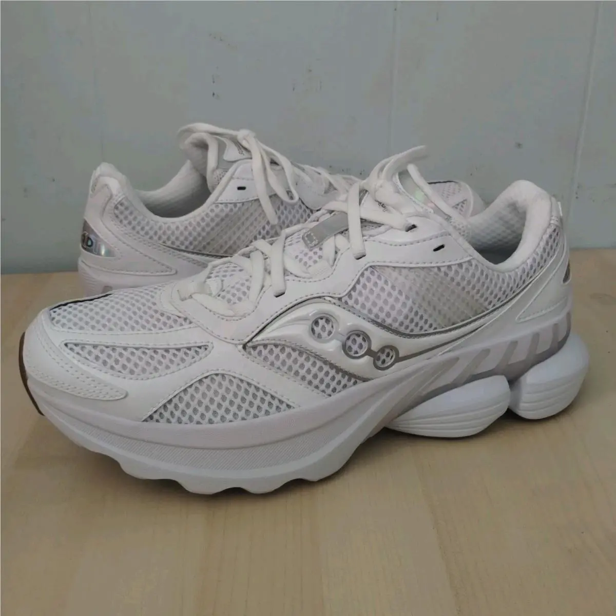 Men`s/womens Size 9 Saucony Nxt Grid Whiterunning Sneakers