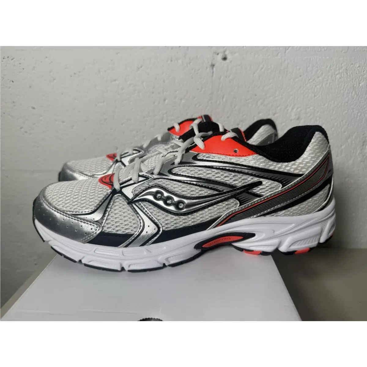 Saucony Men`s Low Top Lace-up Athletic Sneaker White/black S70812-22 Size 11.5