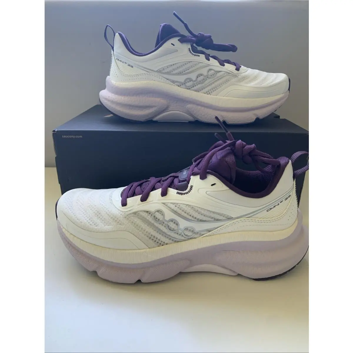Women’s Size 8 Saucony Omni ST23 Ivory/eggplant Running Shoes