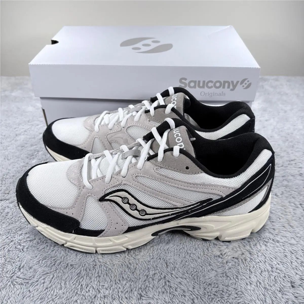 Saucony shoes - White 1