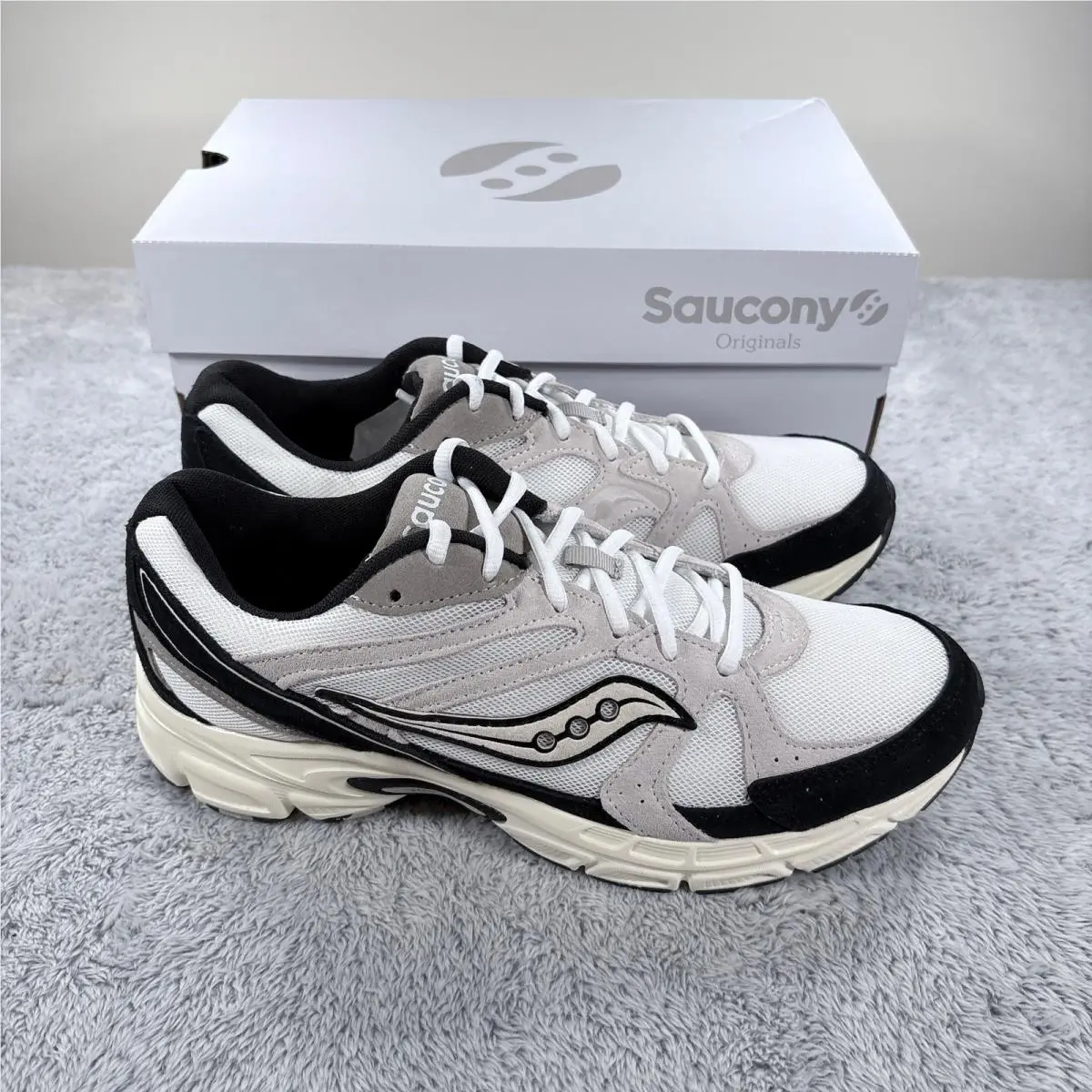 Saucony shoes - White 3
