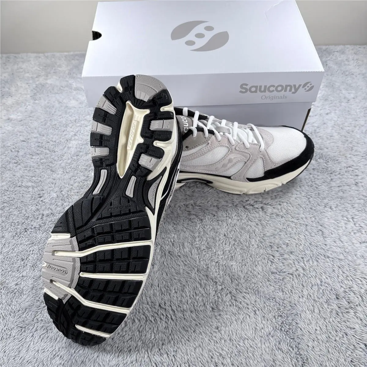 Saucony shoes - White 4