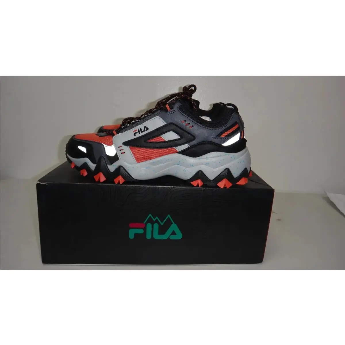 Fila Oakmont TR Men`s Size 8 Trail Sneakers Coral Gray Black Orange