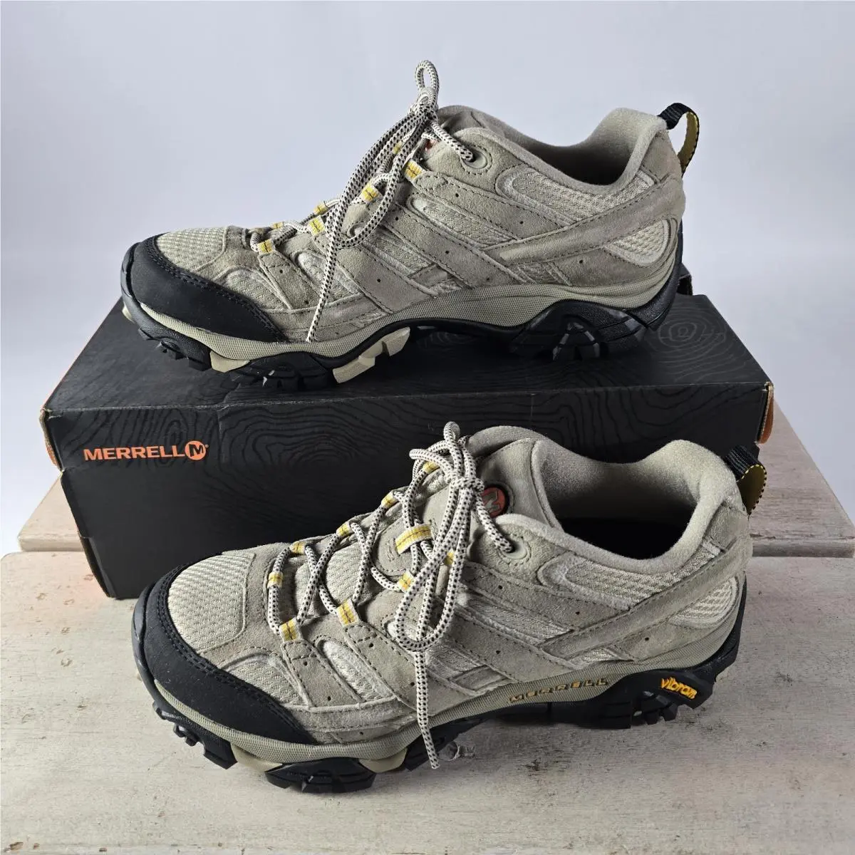Merrell Womens Size 9.5 Moab 2 Vibram Sole Hiking Shoes Taupe/tan