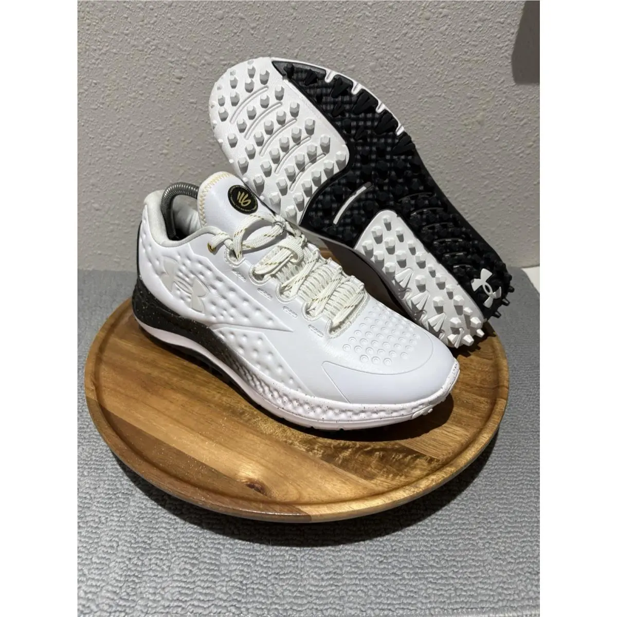 Men’s Size 8 3027378-101 Under Armour Curry Golf Show Black and White
