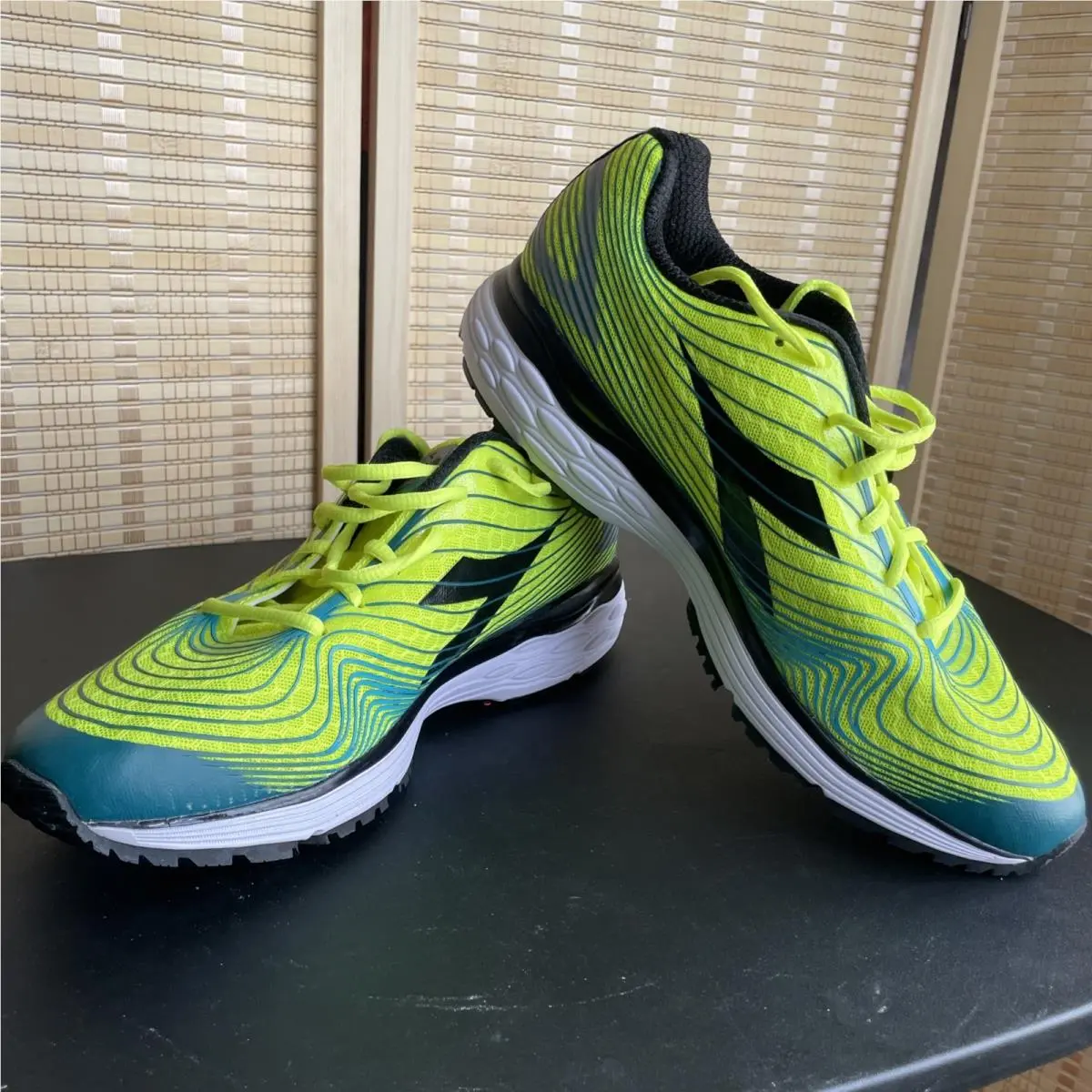 Diadora Mythos Blushield Vigore 3 Mens Size 10.5 Neon Running Shoes Sneakers