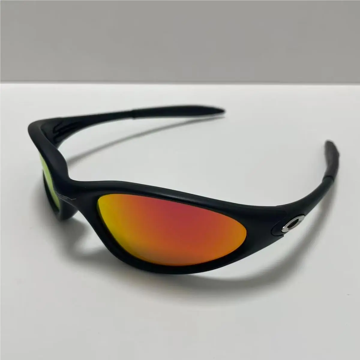 Retro Oakley Minute 1.0 Polarized Sunglasses Black Frame Ruby Lenses