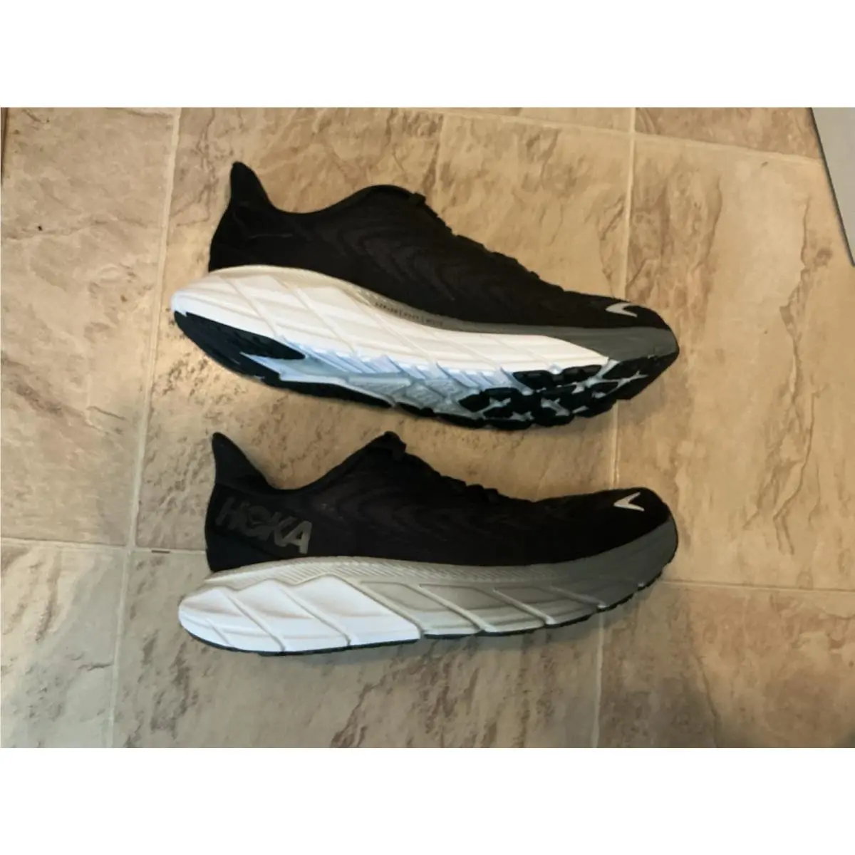 Hoka shoes - Hoka One One Arahi 6 - Black 1