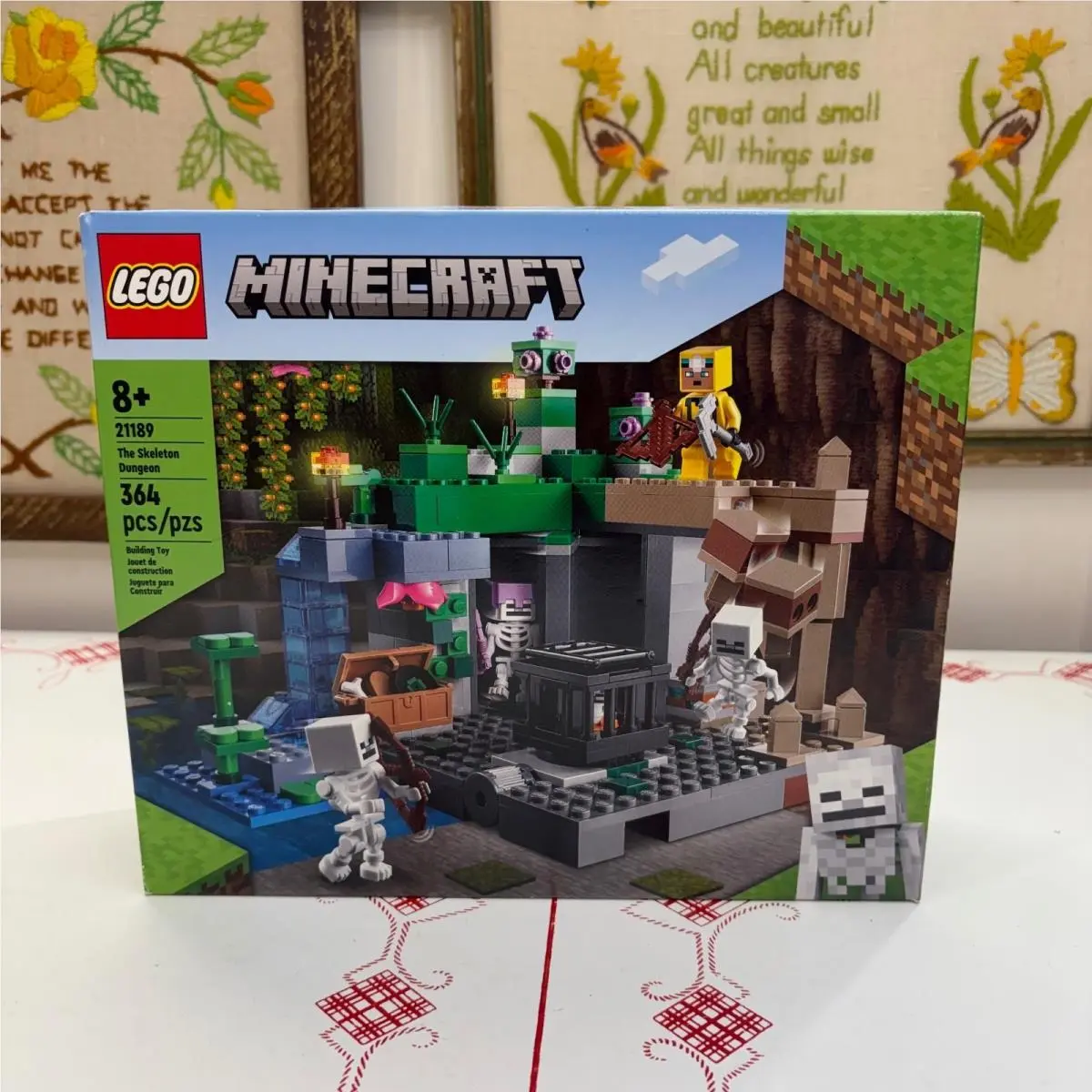 Minecraft The Skeleton Dungeon Lego Set 21189 with Light Box Wear