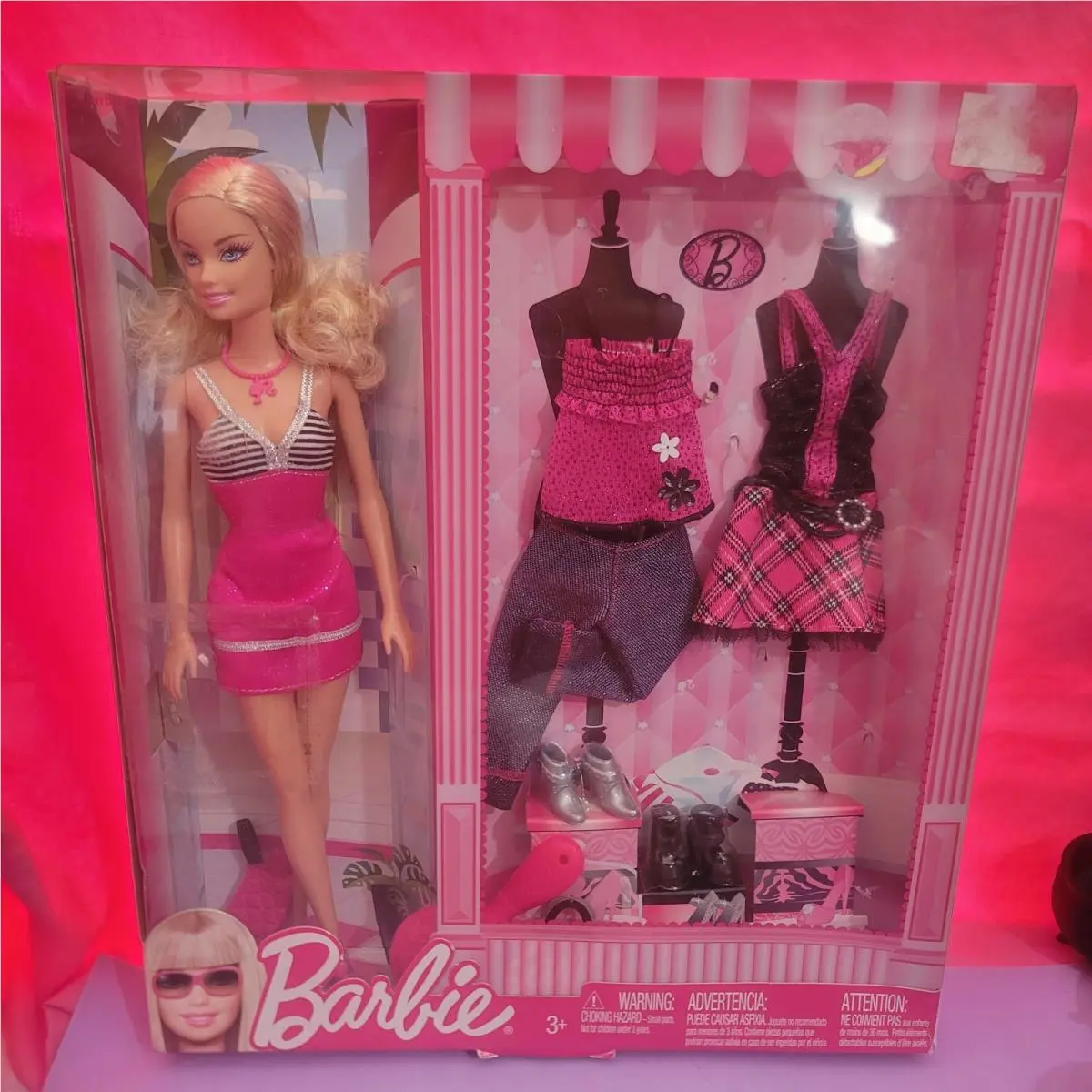 Barbie 2009 Mattel T1880 Fashion Doll Set W/ Clothes Accessories Blonde