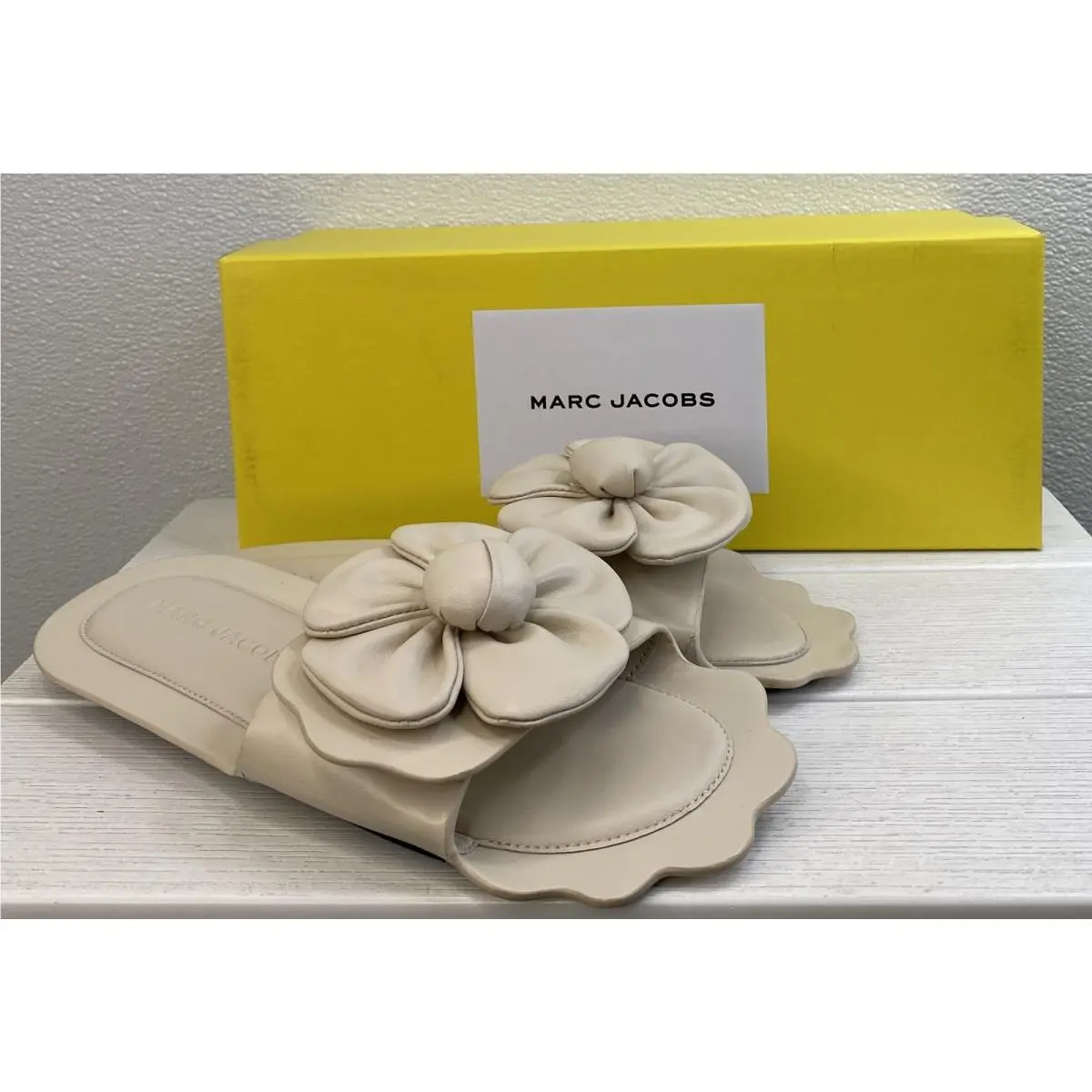 Marc Jacobs The Daisy Sandal Women`s Size US8 EU38 Cloud White Leather Flats