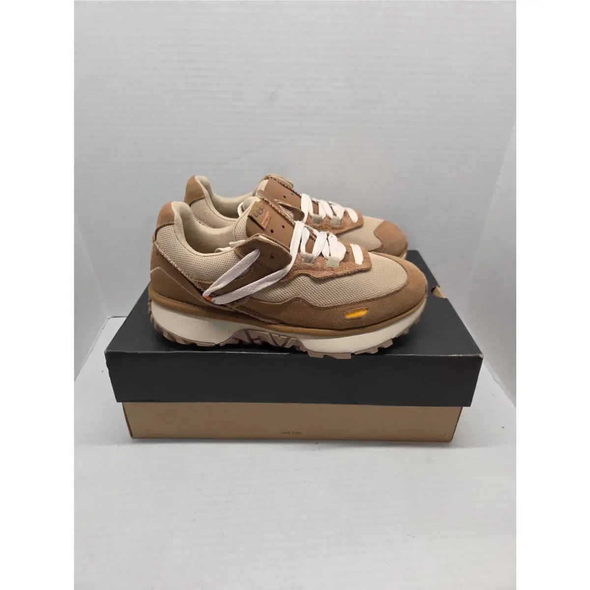 Ugg Men Size 10.5 Retrofi Low Chestnut Beige Yellow 1167070-CHE