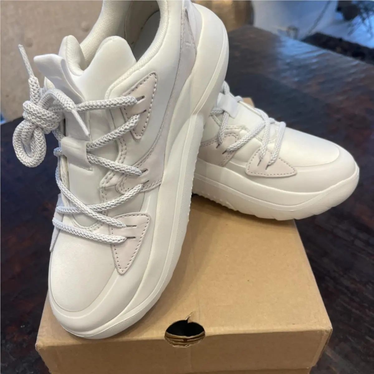 Ugg Shoes Women’s 9 White/ Beige La Cloud Sneakers Chunky Heel W Box