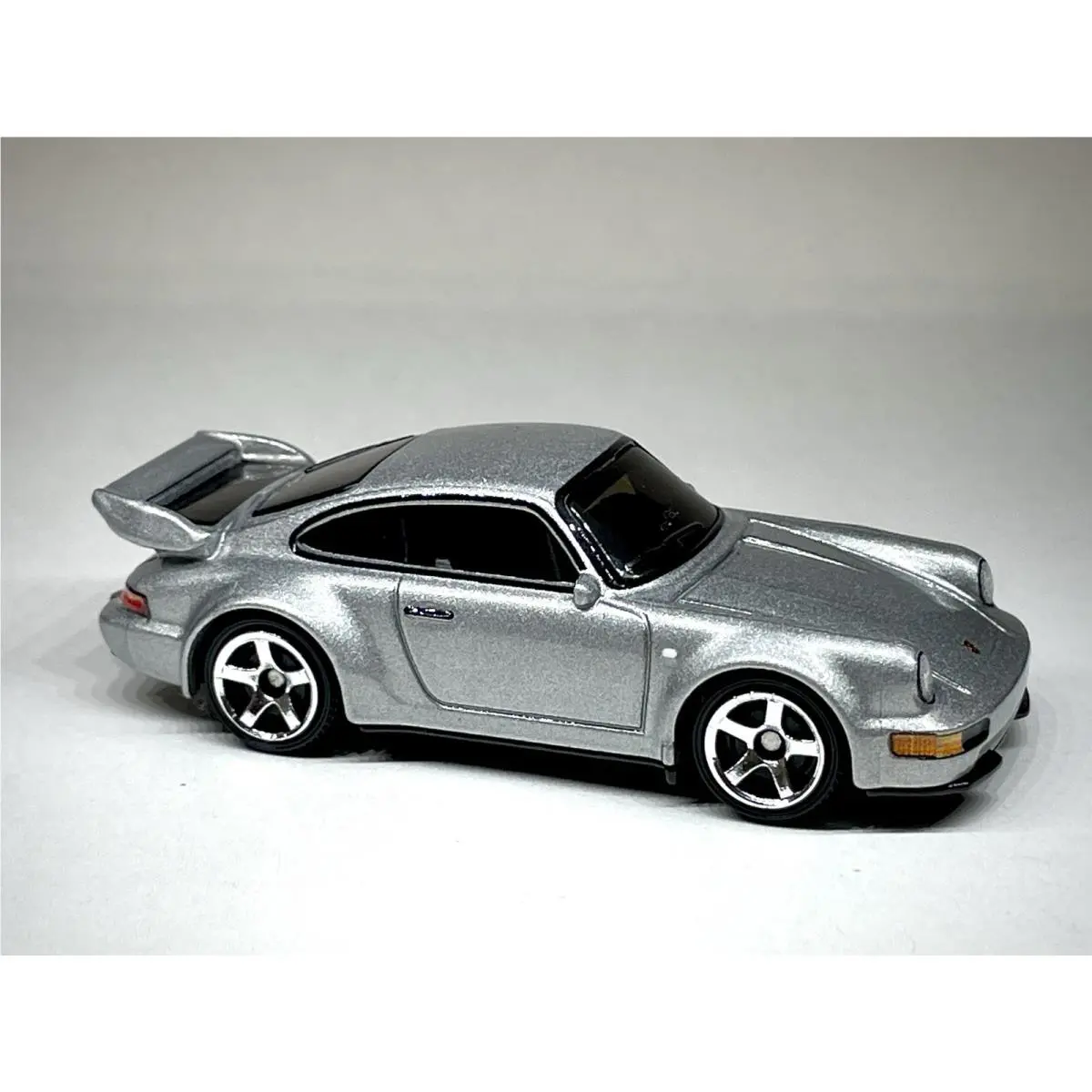 Hot Wheels Custom Made Premium Porsche 911 Carrera RS 3.8 Diecast 1:64