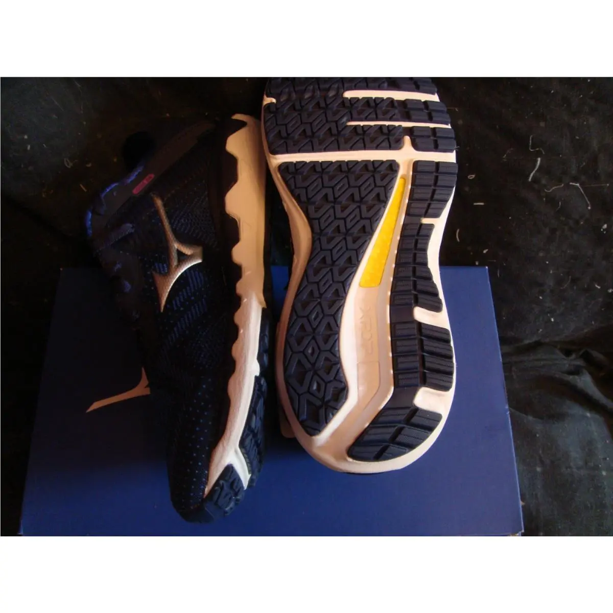 Mizuno shoes - blue (UPC: 883985738409) 0