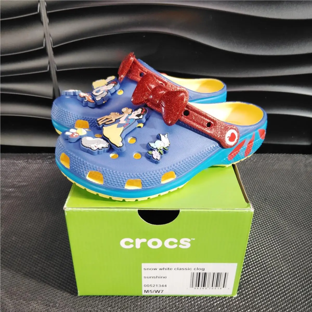 Crocs X Disney Snow White Classic Clog Shoes Kids Men`s Size 5 Woman 7
