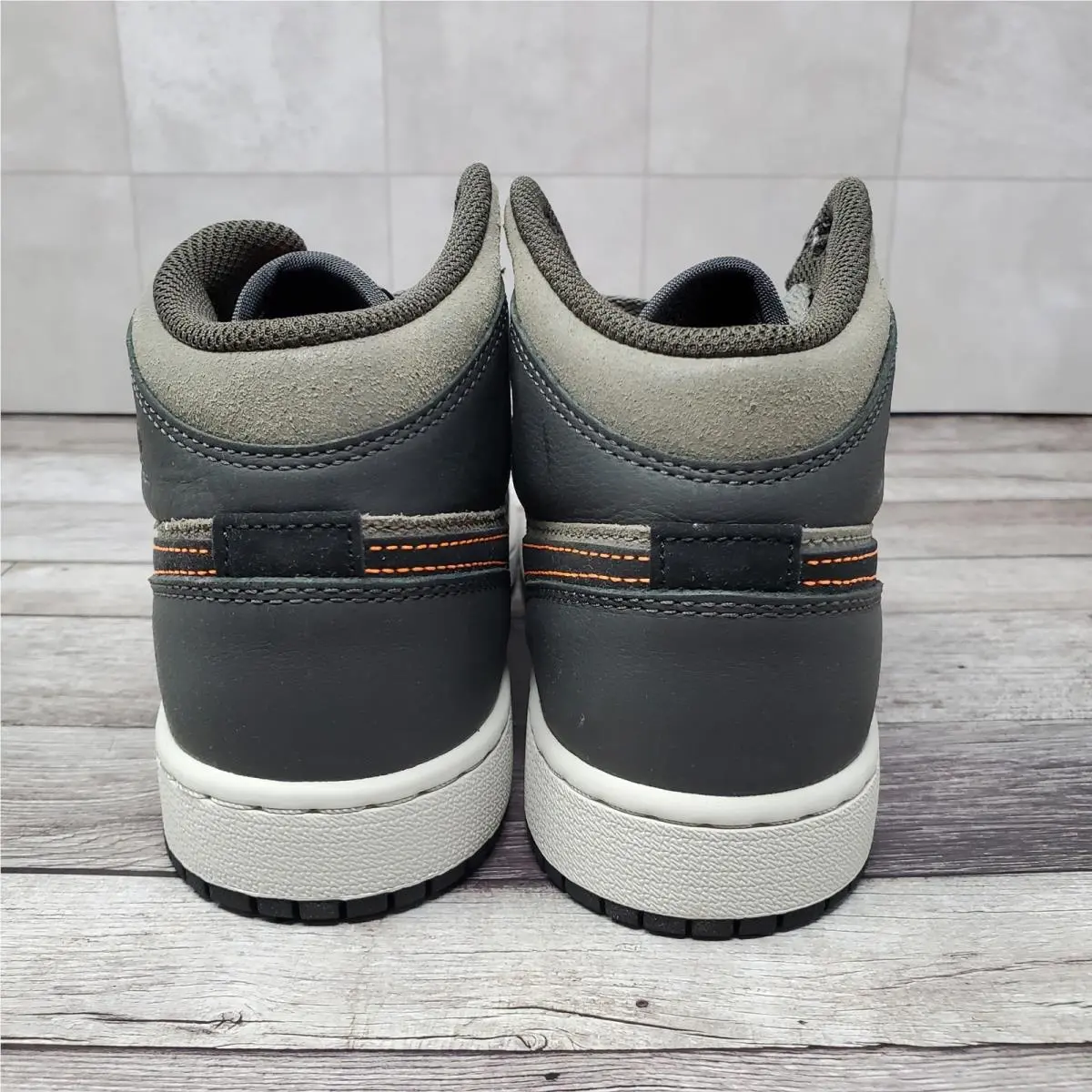 Nike shoes - Air Jordan 1 Mid SE BG - Gray 1