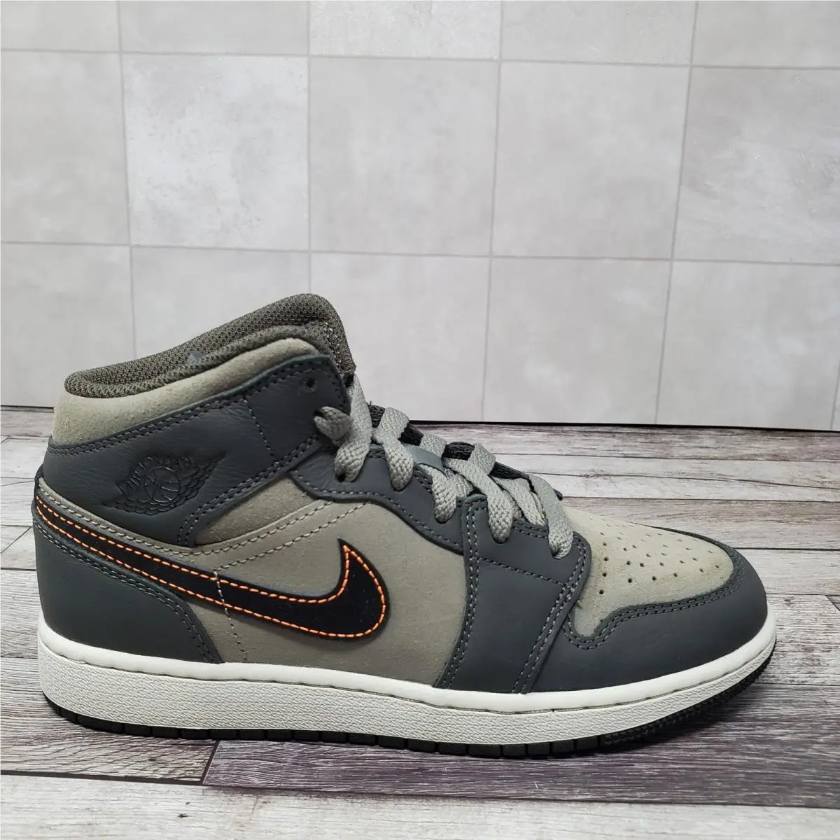 Nike shoes - Air Jordan 1 Mid SE BG - Gray 2