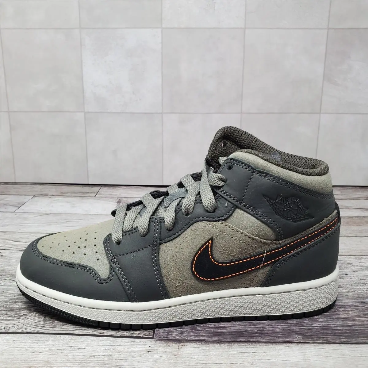 Nike shoes - Air Jordan 1 Mid SE BG - Gray 3