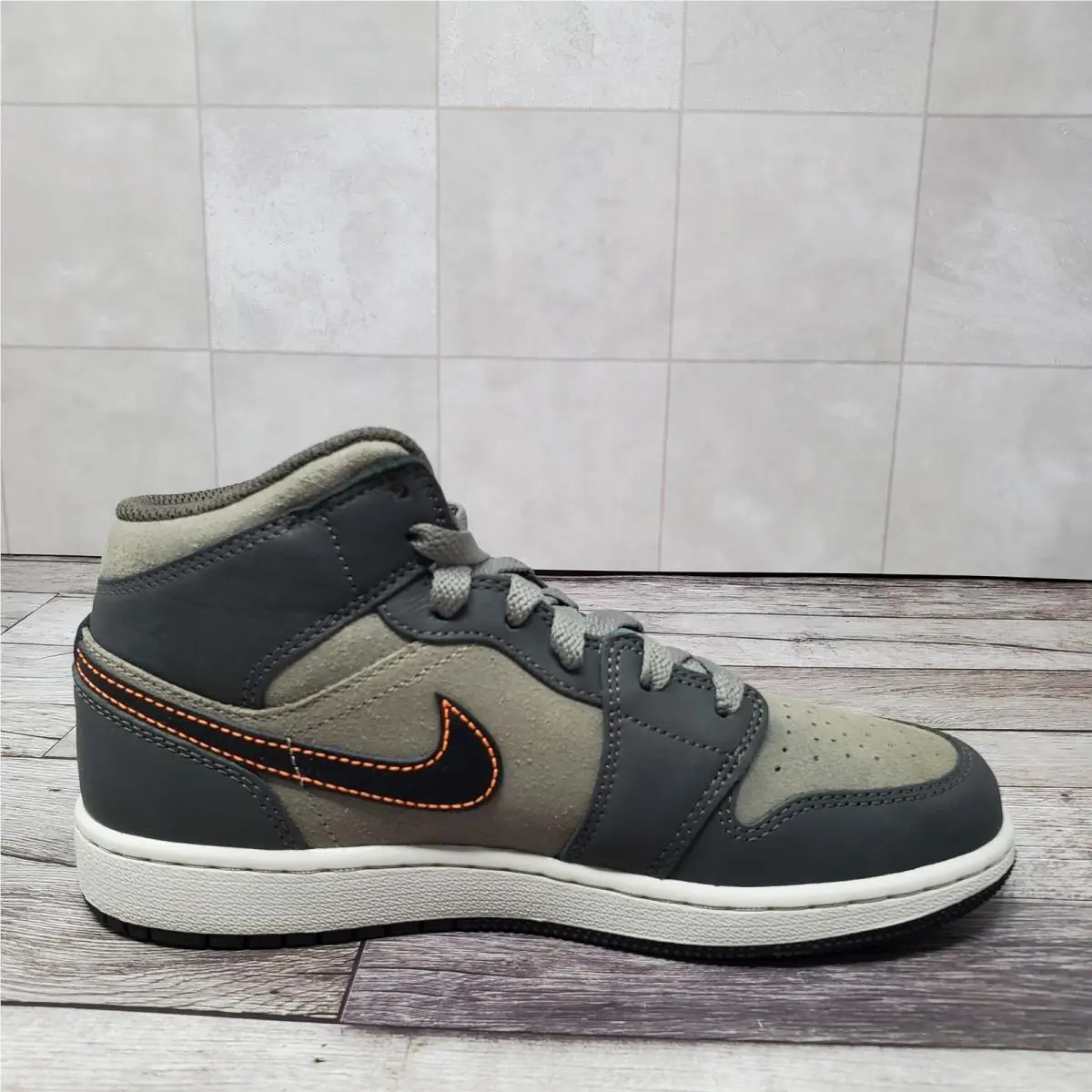 Nike shoes - Air Jordan 1 Mid SE BG - Gray 4