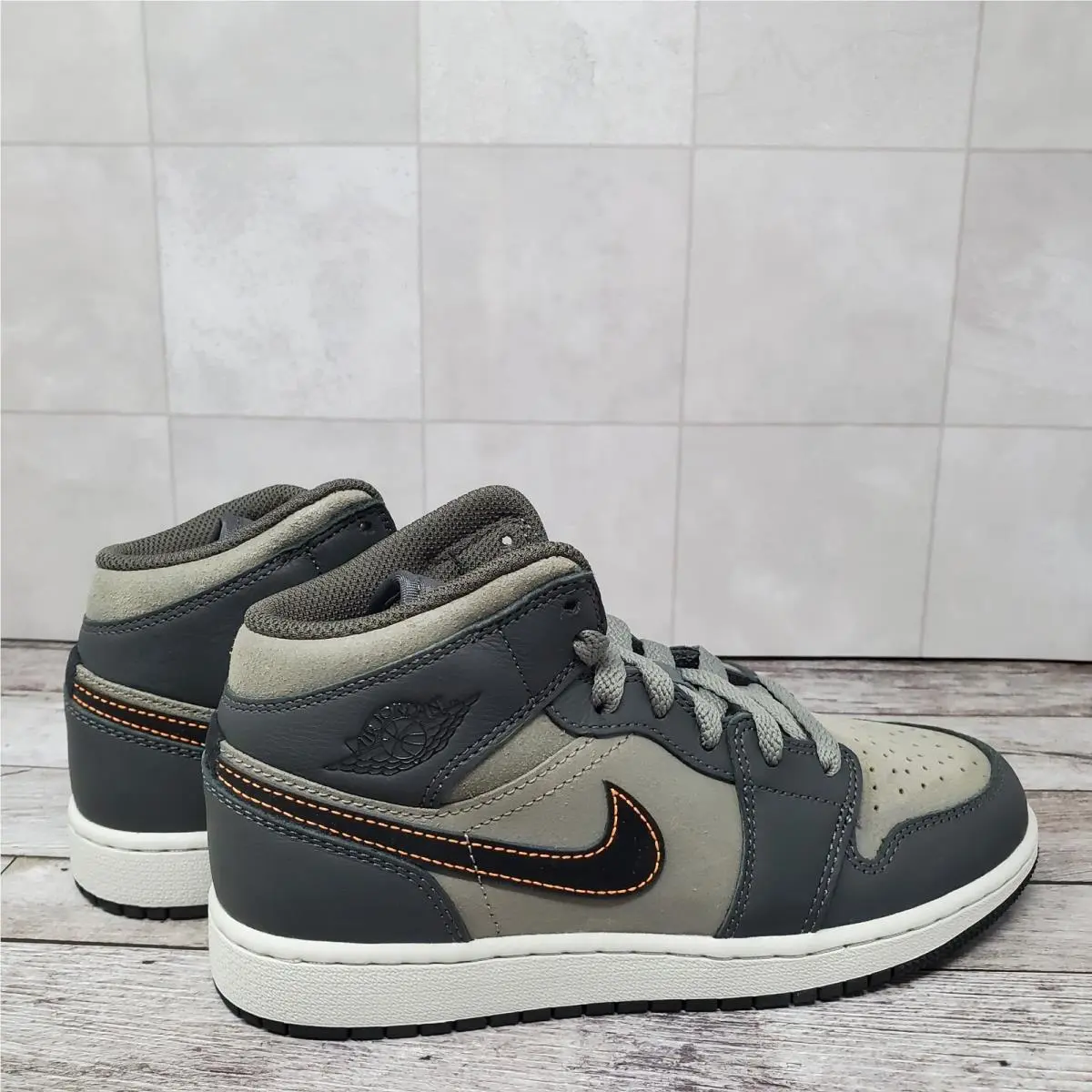 Nike shoes - Air Jordan 1 Mid SE BG - Gray 5