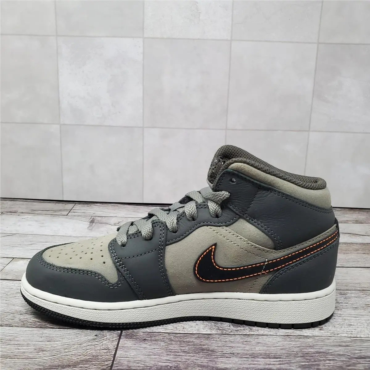 Nike shoes - Air Jordan 1 Mid SE BG - Gray 7