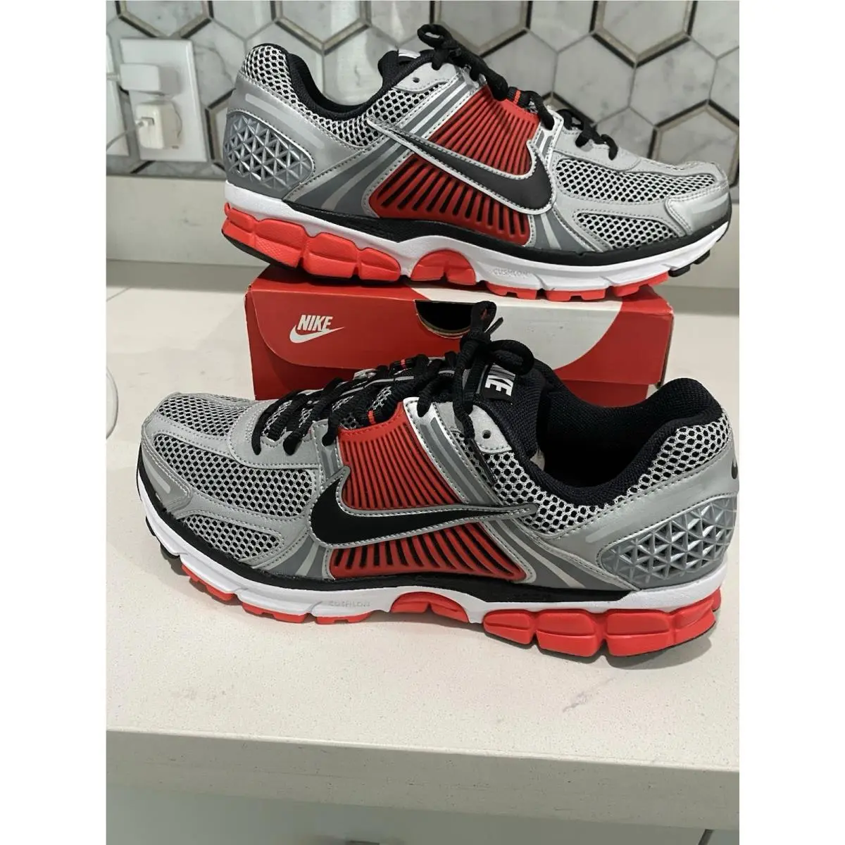 Mens Nike Zoom Vomero 5 Sneakers Shoes Size 11.5 Also Womens Size 13