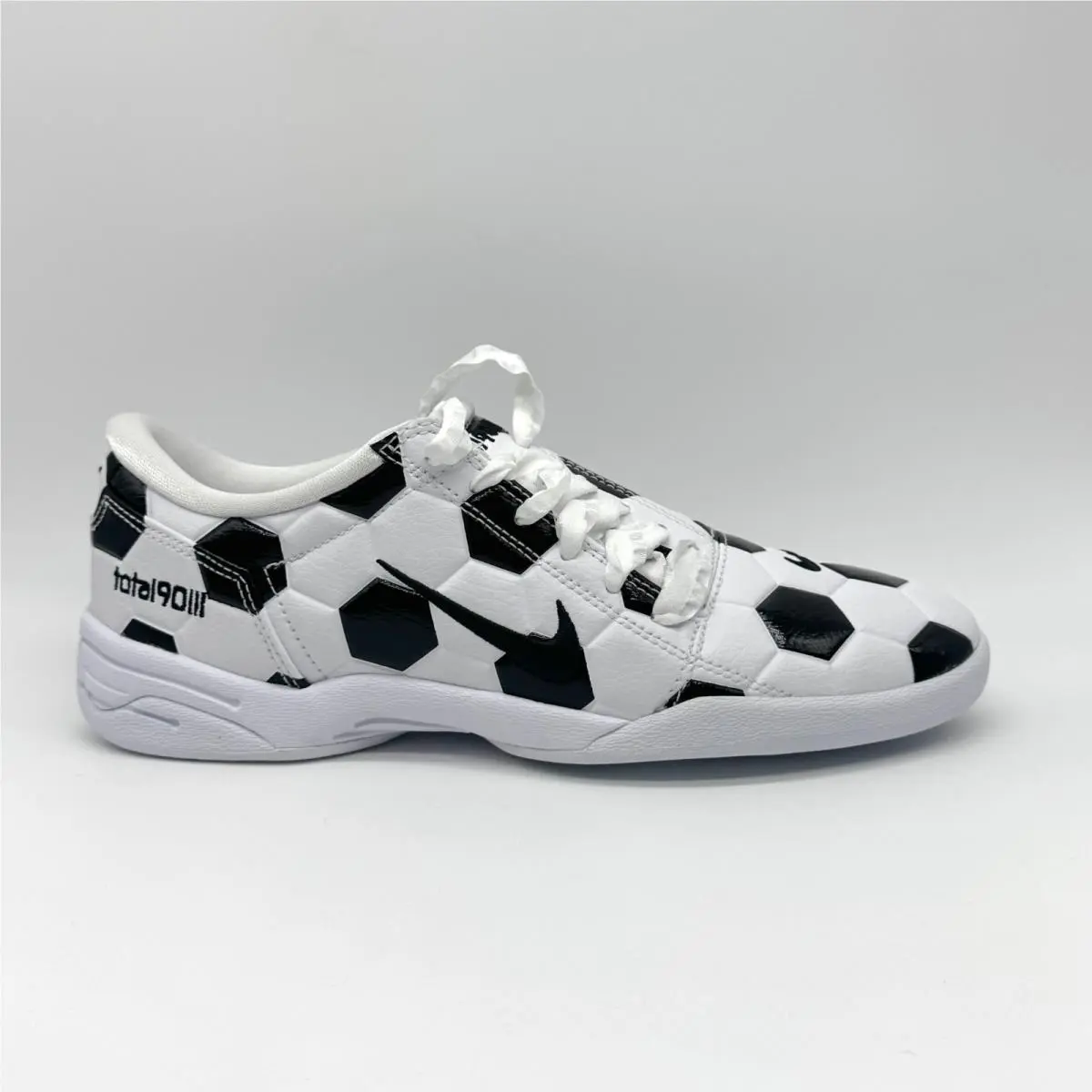 Nike Womens Total 90 Soccer Ball Shoes Black White Sz 8 IO2388-100