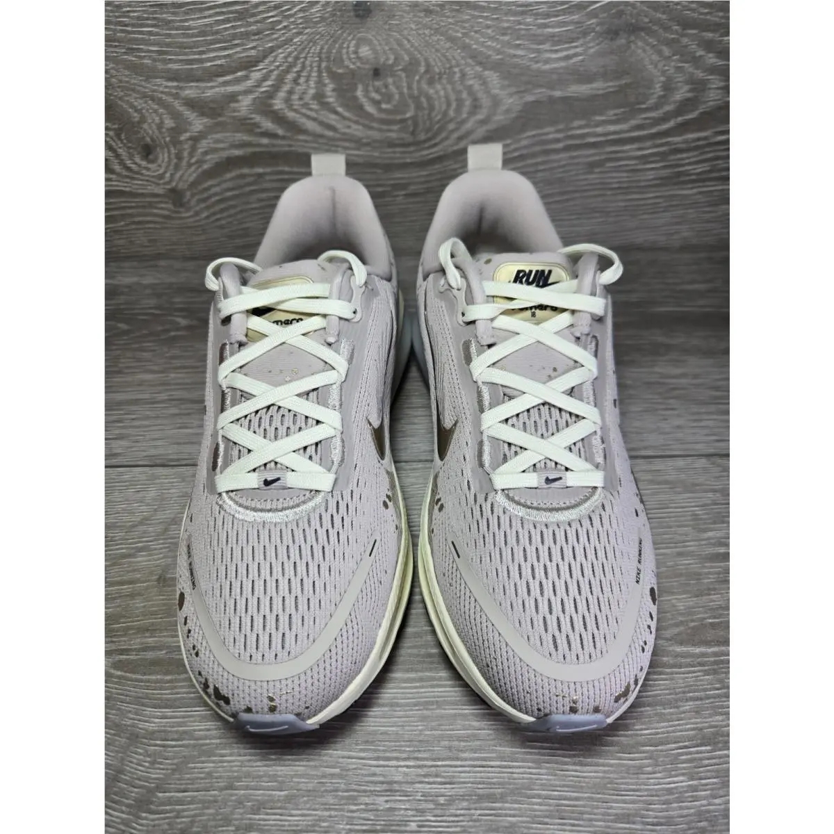 Nike shoes - Nike Vomero 18 - Vomero - Cream, Metallic Gold Grain 1