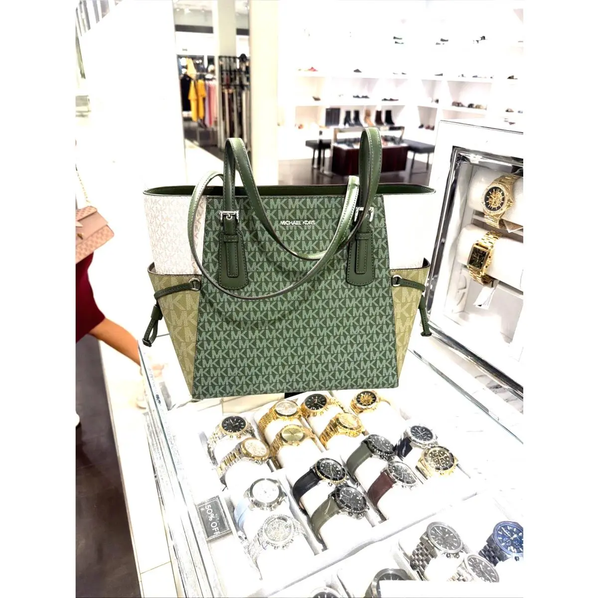 Michael Kors Outlet Voyager Large Color-block Signature Logo Tote Bag - Green