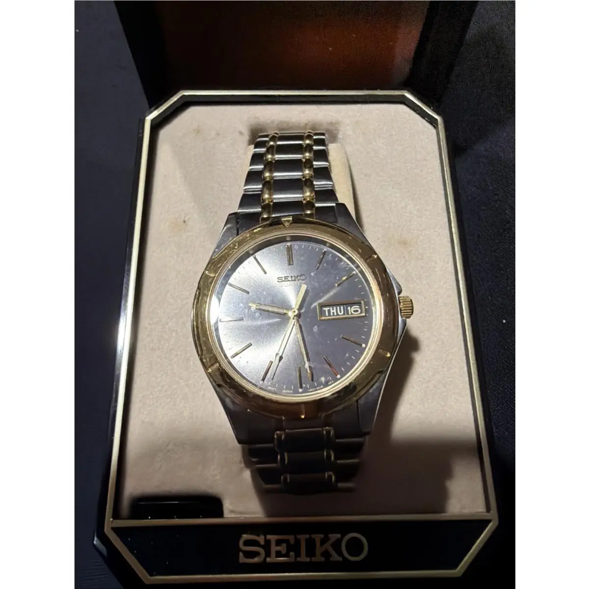 Vintage Seiko Quartz Two Tone Mens Watch Gray Sunburst Dial Day Date