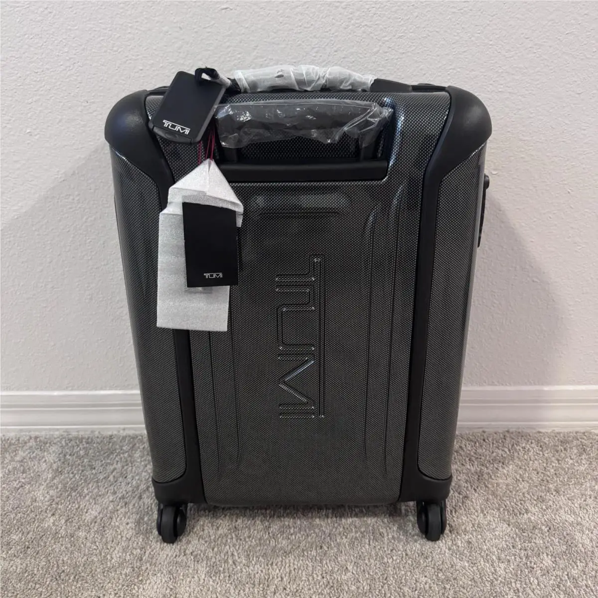 Vapor International Carry-on 22” Spinner Luggage Suitcase Green by Tumi