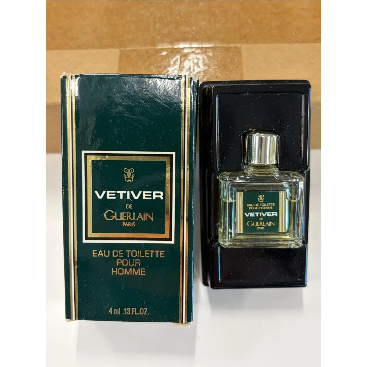 Vetiver de Guerlain Eau De Toilette 4ml - .13fl oz Box Men Collectible Mini
