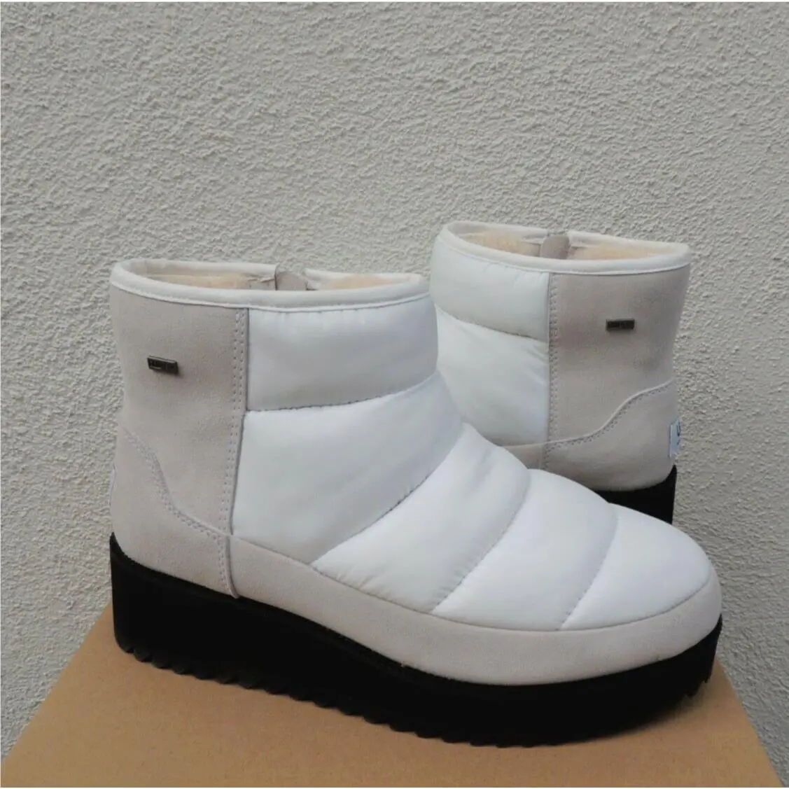 Ugg Ridge Mini White Waterproof Suede Puffer Winter Boots US 11/ Eur 42