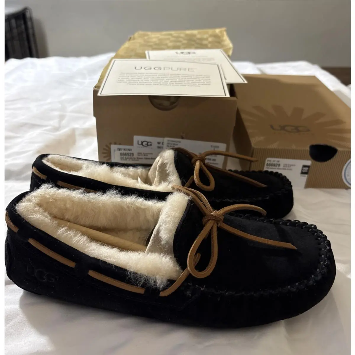 Ugg Dakota Black 5612 Woman’s Slipper/ Moccasins Size 5 by UGG